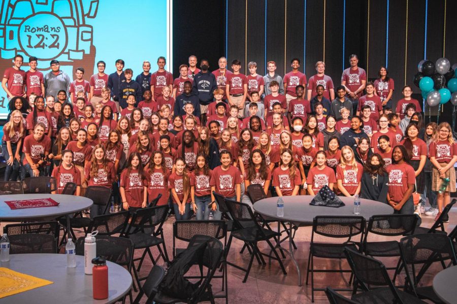 Middle school students pose for the end of the middle school retreat.